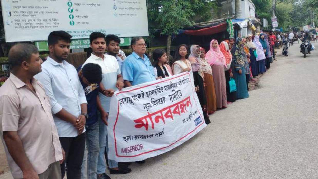 সাতক্ষীরার শহীদ আব্দুর রাজ্জাক পার্কের মূল ফটকের সামনে মানববন্ধন