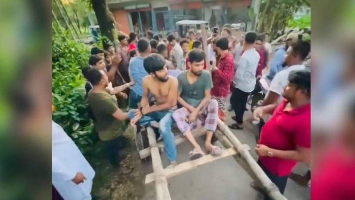 অভিযানে আটক ছয় মাদকসেবীকে ঠেলাগাড়িতে বেঁধে এলাকায় ঘোরানোর হয়