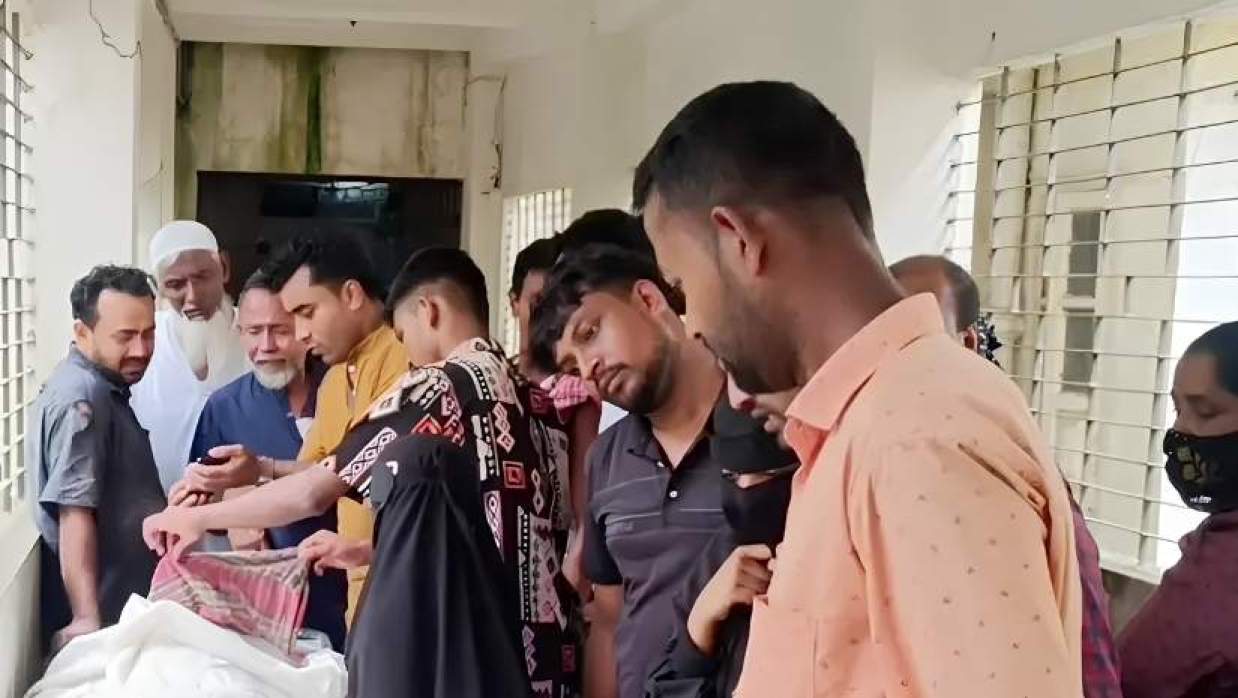 নিহতদের মরদেহ ঘিরে স্বজনদের আহাজারি
