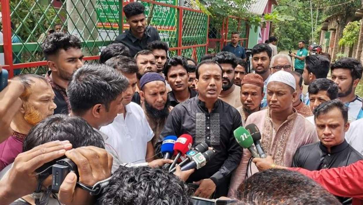 আবু সাঈদের কবর জিয়ারত শেষে কথা বলছেন ছাত্রদলের সভাপতি মো. রাকিবুল ইসলাম রাকিব