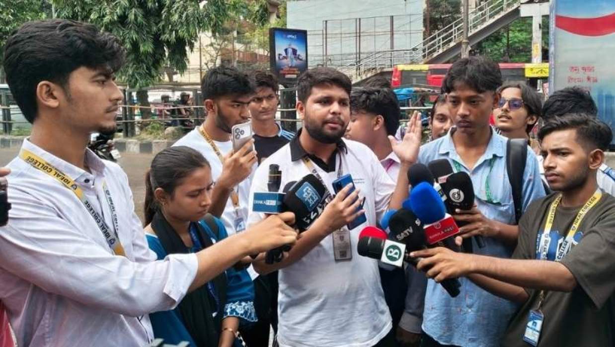 সংবাদ সম্মেলনে শিক্ষার্থীরা