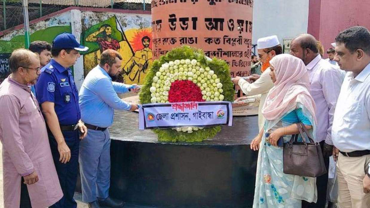 জুলাই স্মৃতিস্তম্ভে পুষ্পস্তবক অর্পণের মাধ্যমে শহিদদের প্রতি শ্রদ্ধা জানান জেলা প্রশাসকসহ অন্যরা