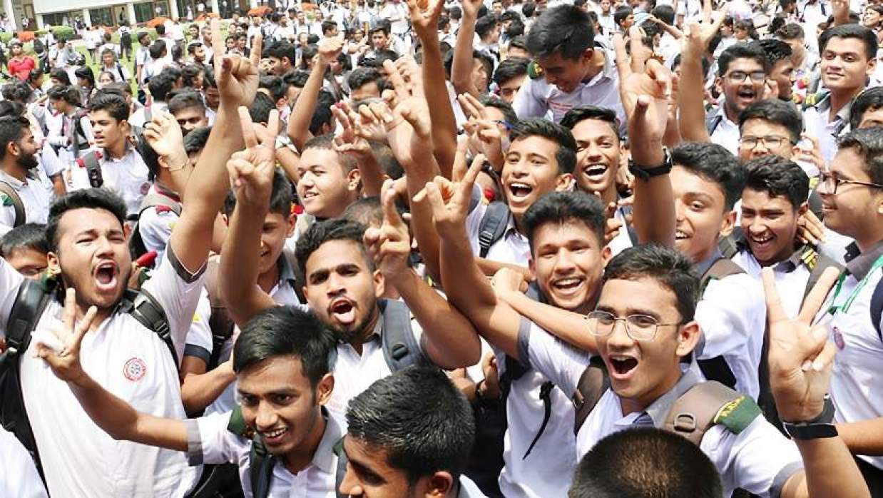 এসএসসির ফল প্রকাশের পর ফলপ্রার্থীদের উল্লাস