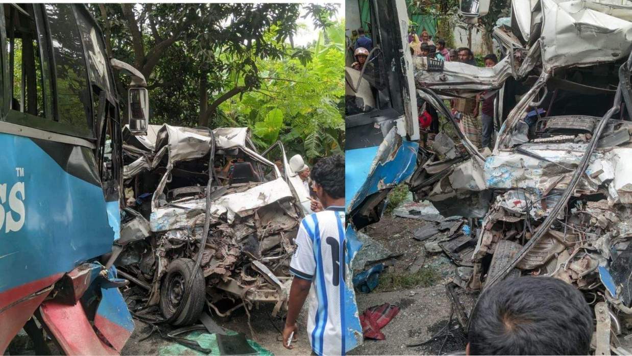 পাবনায় লাশবাহী অ্যাম্বুলেন্স ও বাসের মুখোমুখি সংঘর্ষ