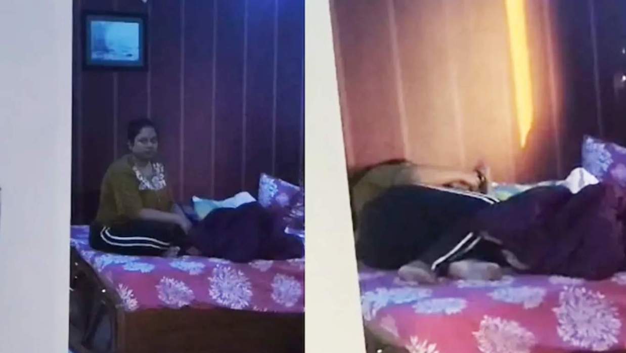 বিছানায় মোবাইল ফোন স্ক্রল করছেন স্ত্রী