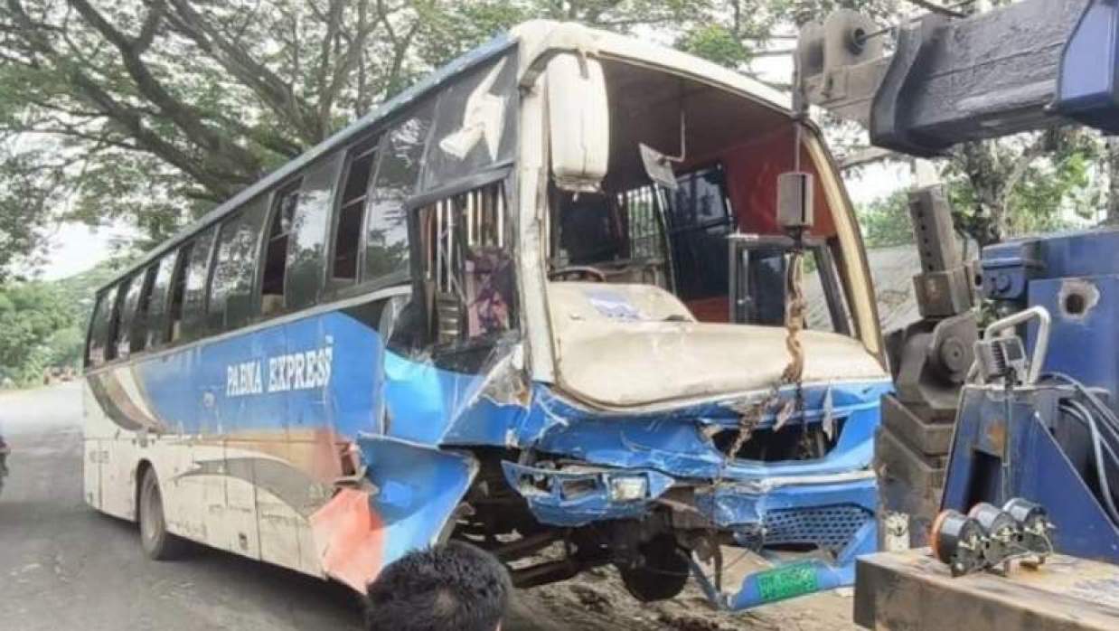 দুর্ঘটনাকবলিত যাত্রীবাহী বাস