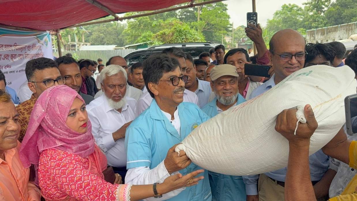 বন্যায় ক্ষতিগ্রস্ত ডেইরি খামারিদের ৪০০ বস্তা গোখাদ্য বিতরণ
