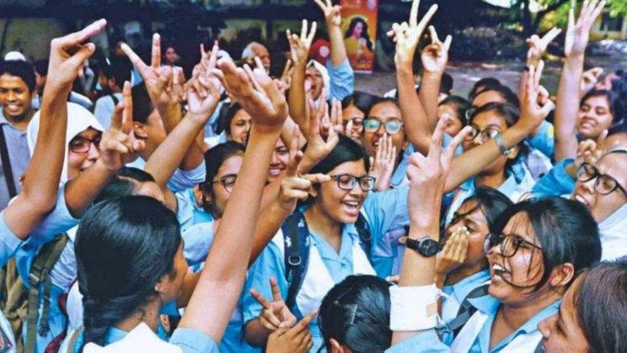 ফল পেয়ে শিক্ষার্থীদের উল্লাস