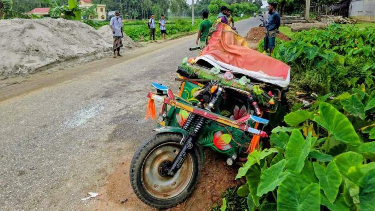 দুমড়ে-মুচড়ে যাওয়া অটোরিকশা