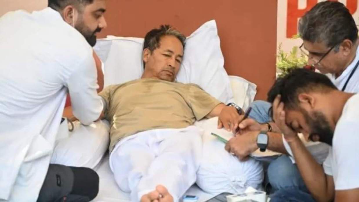 অনশনরত সমাজকর্মী সোনম ওয়াংচুককে হাসপাতালে