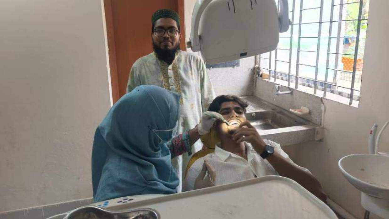  গলাচিপা উপজেলা স্বাস্থ্য কমপ্লেক্সের দন্ত বিভাগে চিকিৎসা দেওয়া হচ্ছে