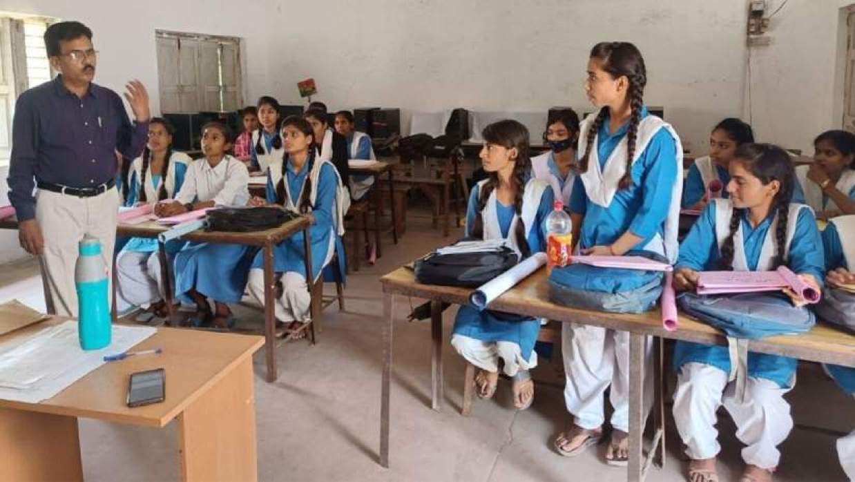 শ্রেণিকক্ষে শিক্ষক