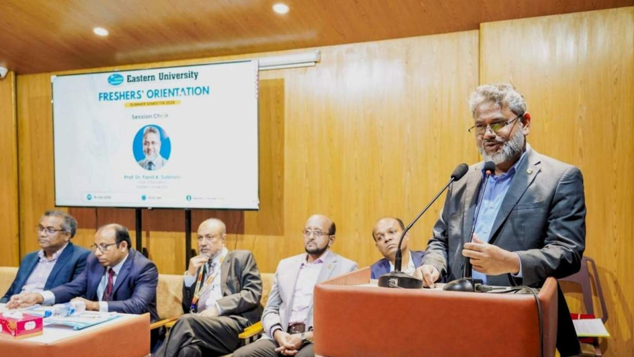 ইস্টার্ন-ইউনিভার্সিটিতে-‘সামার-২০২৬’-এর-নবীনবরণ-অনুষ্ঠিত