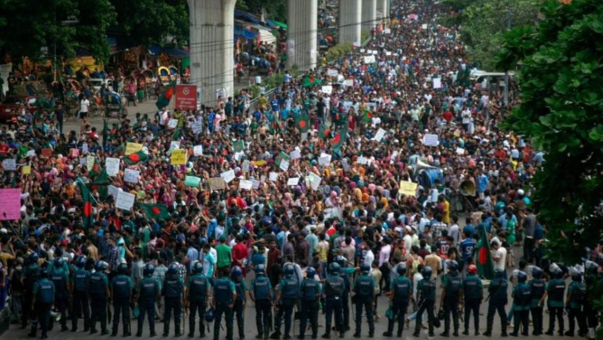 সারা দেশে ‘কমপ্লিট শাটডাউন’ কর্মসূচি পালন করেন আন্দোলনকারী শিক্ষার্থীরা