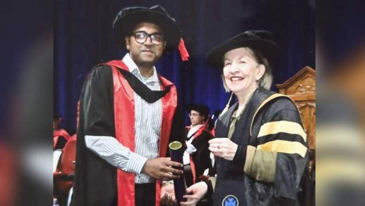 পিএইচডি সম্মাননা গ্রহণ করছেন মির্জা মোবাশ্বেরুল হক