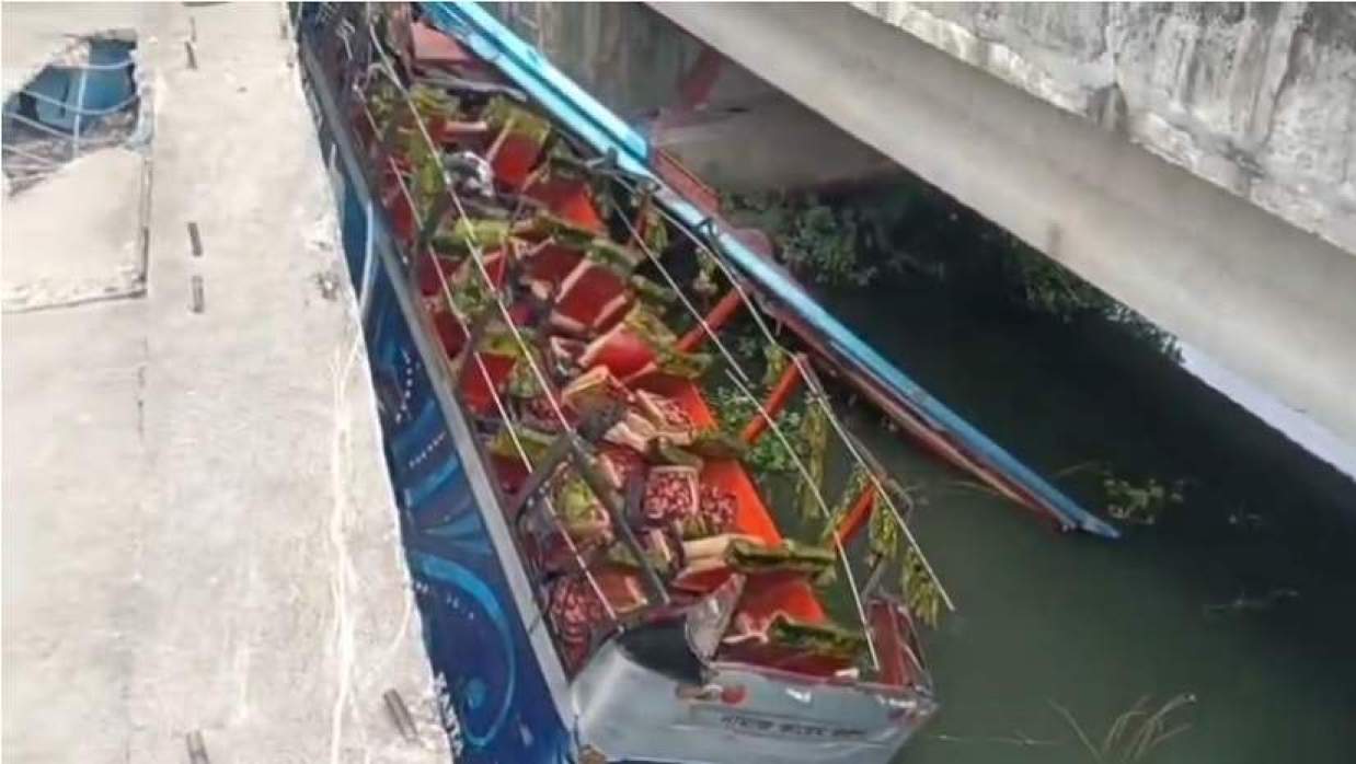 বরংগাইল বাসস্ট্যান্ড এলাকায় দুর্ঘটনা কবলিত সেলফি পরিবহনের যাত্রীবাহী বাস