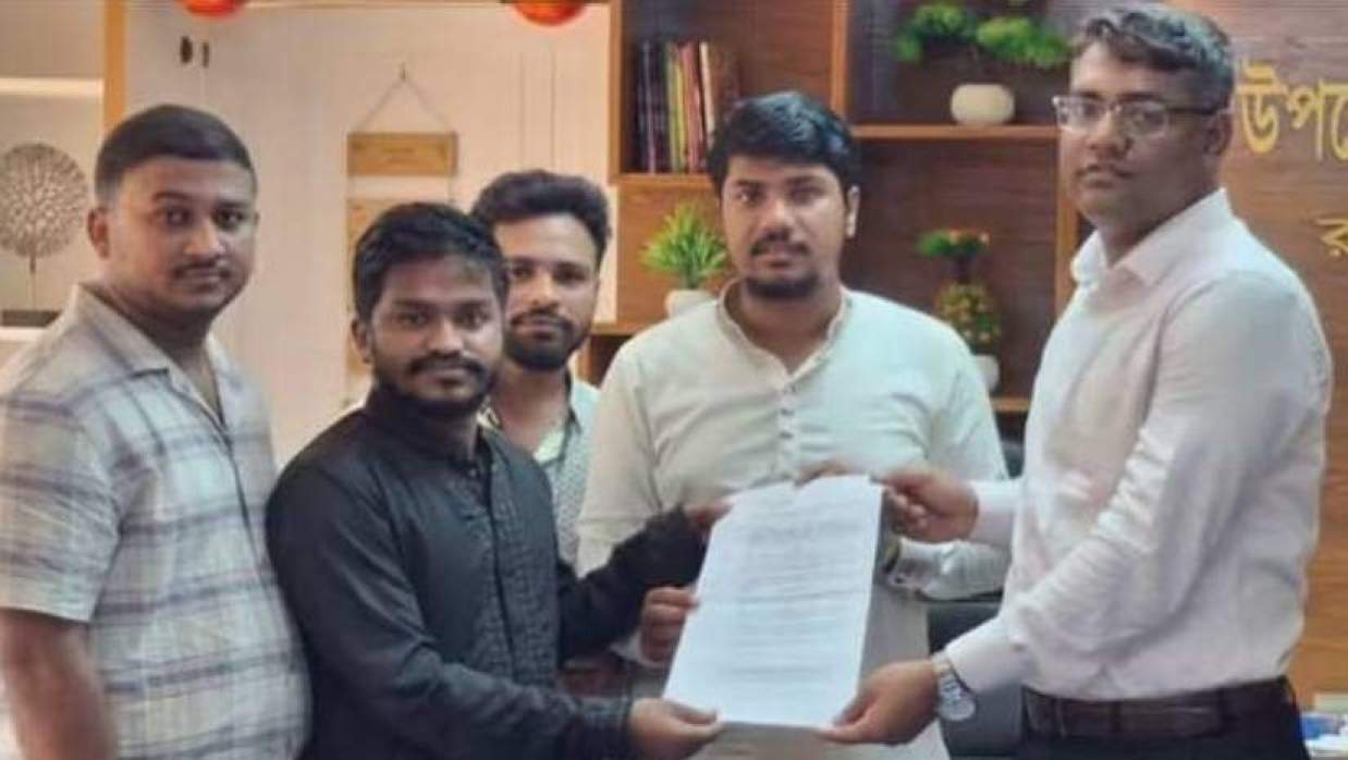 ইউএনওর কাছে স্মারকলিপি দেওয়া হচ্ছে