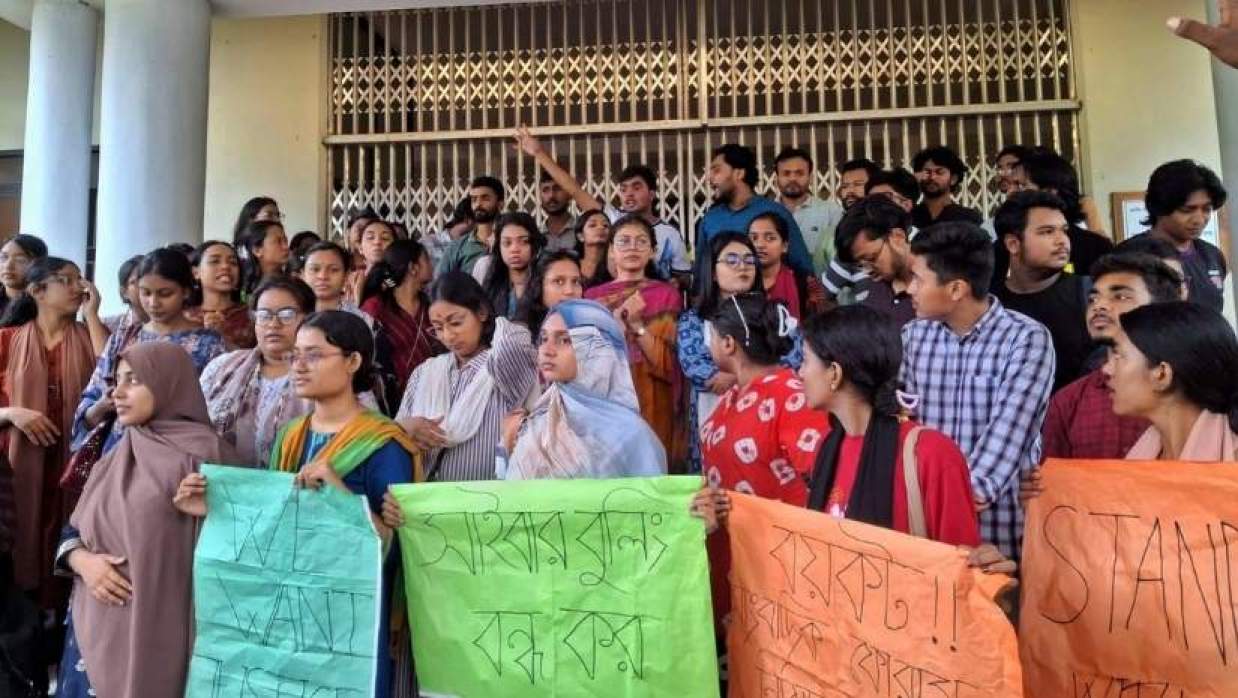 জাতীয় কবি কাজী নজরুল ইসলাম বিশ্ববিদ্যালয়ে প্রশাসনিক ভবনে তালা
