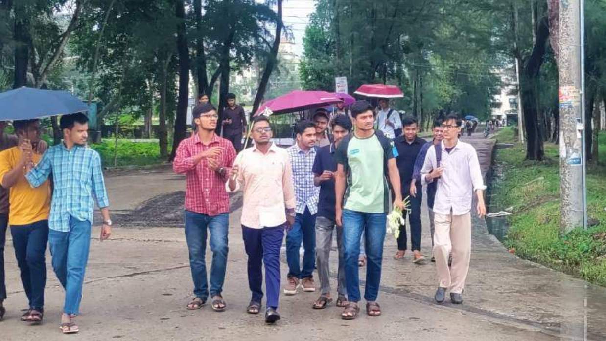 হাতে ফুল ক্যাম্পাসে নবীন শিক্ষার্থীরা