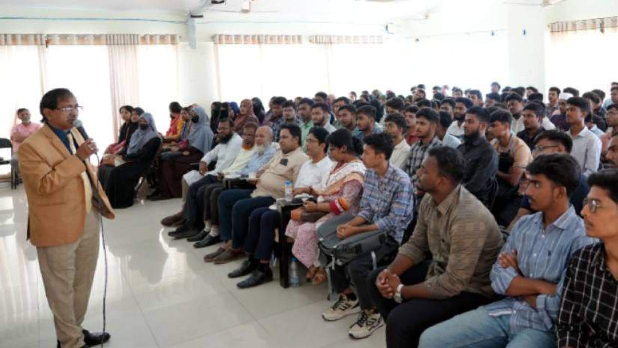 অনুষ্ঠানে বক্তব্য দিচ্ছেন উপাচার্য অধ্যাপক ড. এবিএম শহিদুল ইসলাম