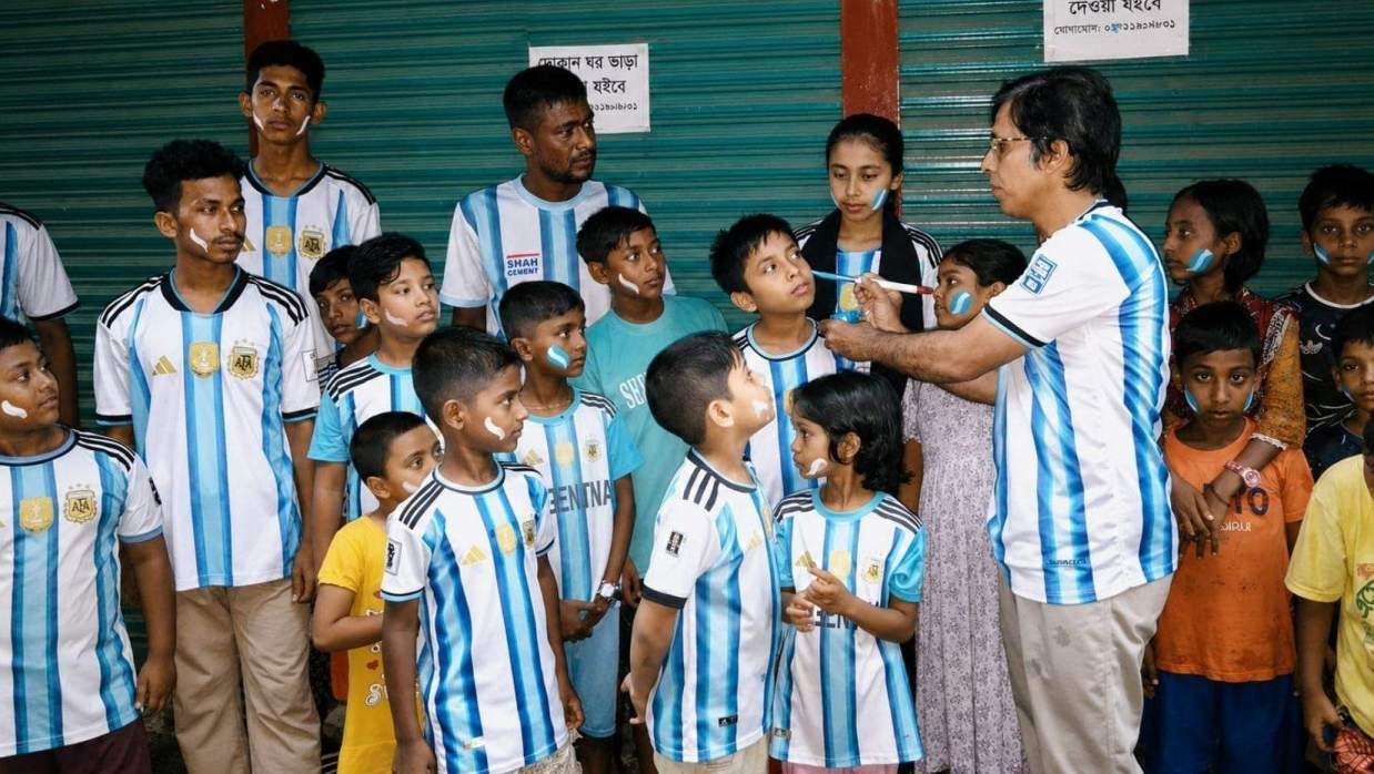আর্জেন্টিনার খুদে ভক্তদের শরীরে দলের পতাকা আঁকছেন হাসমত আলী