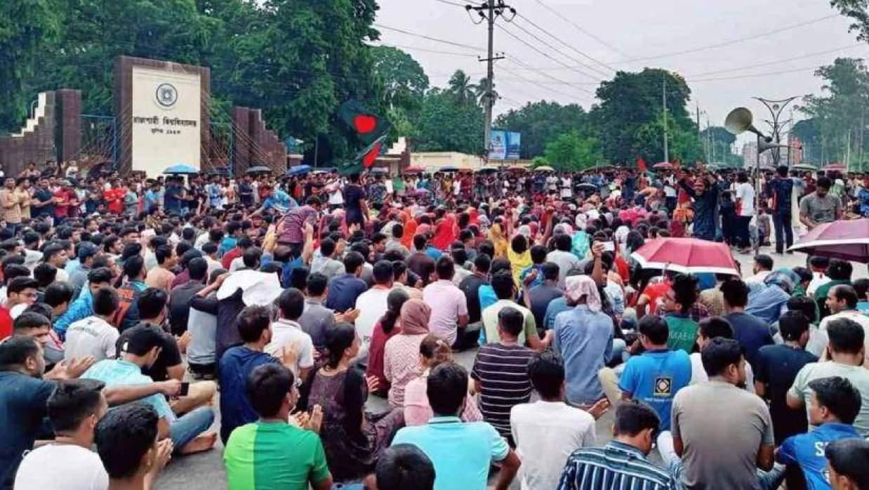 রাজশাহী বিশ্ববিদ্যালয়ের প্রধান ফটকের সামনে শিক্ষার্থীদের বিক্ষোভ ও অবস্থান