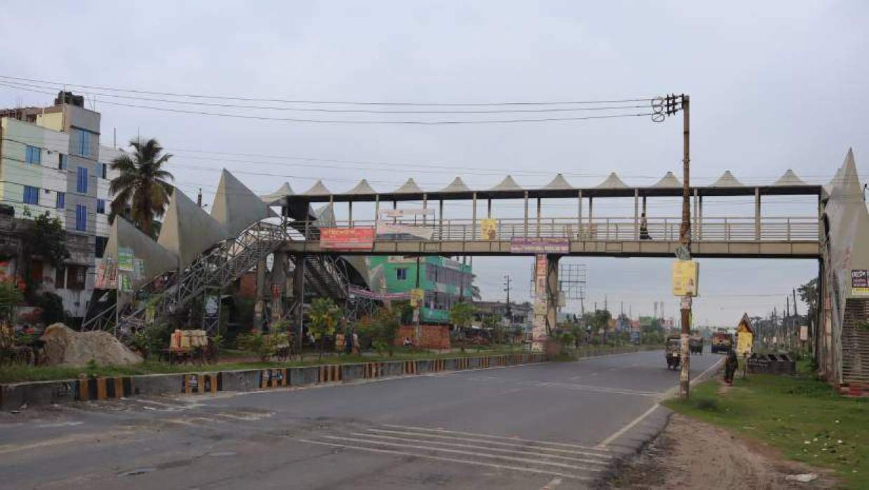খুলনা বিশ্ববিদ্যালয়ের প্রধান ফটকের সামনের ফুটওভার ব্রিজ