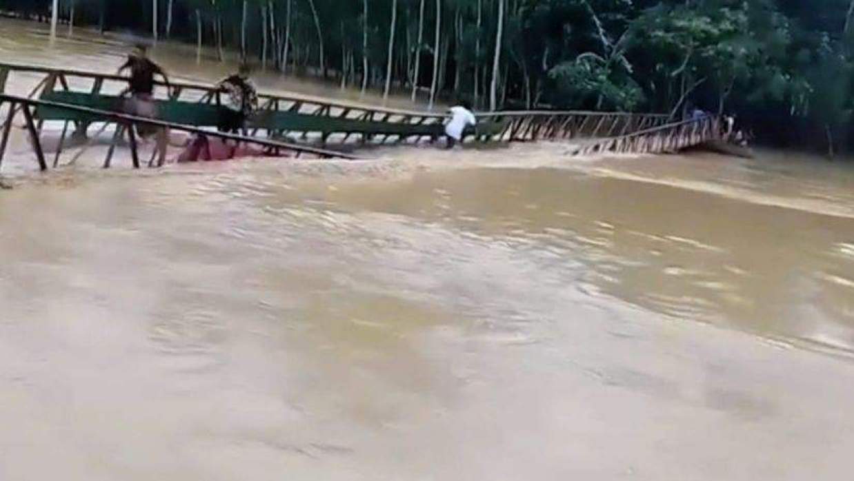 তীব্র স্রোতে ব্রিজ ভেঙে মানুষ ভেসে যাচ্ছে
