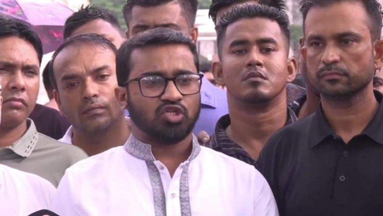 জিয়া উদ্যানে সাংবাদিকদের সঙ্গে কথা বলছেন রাশেদ খাঁন