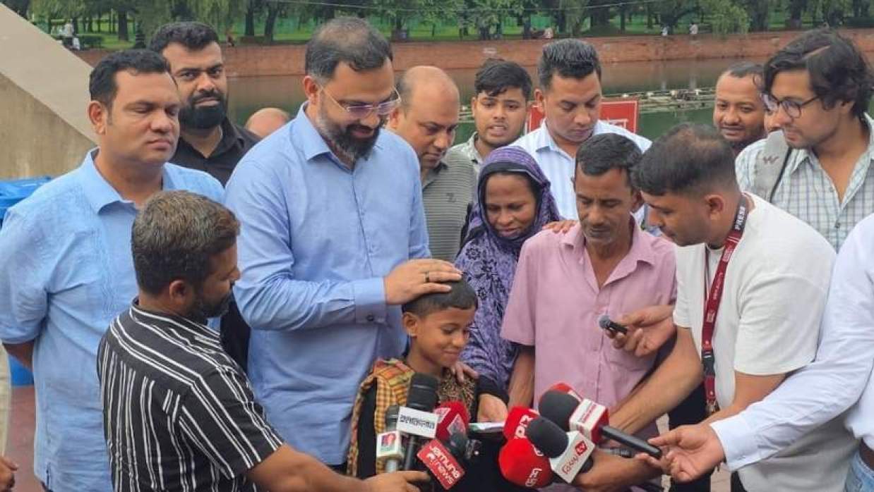পানি বিক্রি করা সুজনের পাশে প্রধানমন্ত্রী, পড়াশোনার দায়িত্ব নিলেন প্রতিমন্ত্রী আমিনুল হক