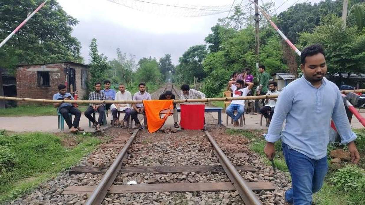 ট্রেনে রাবি শিক্ষার্থীকে মারধর টিটিদের, প্রতিবাদে রেললাইন অবরোধ