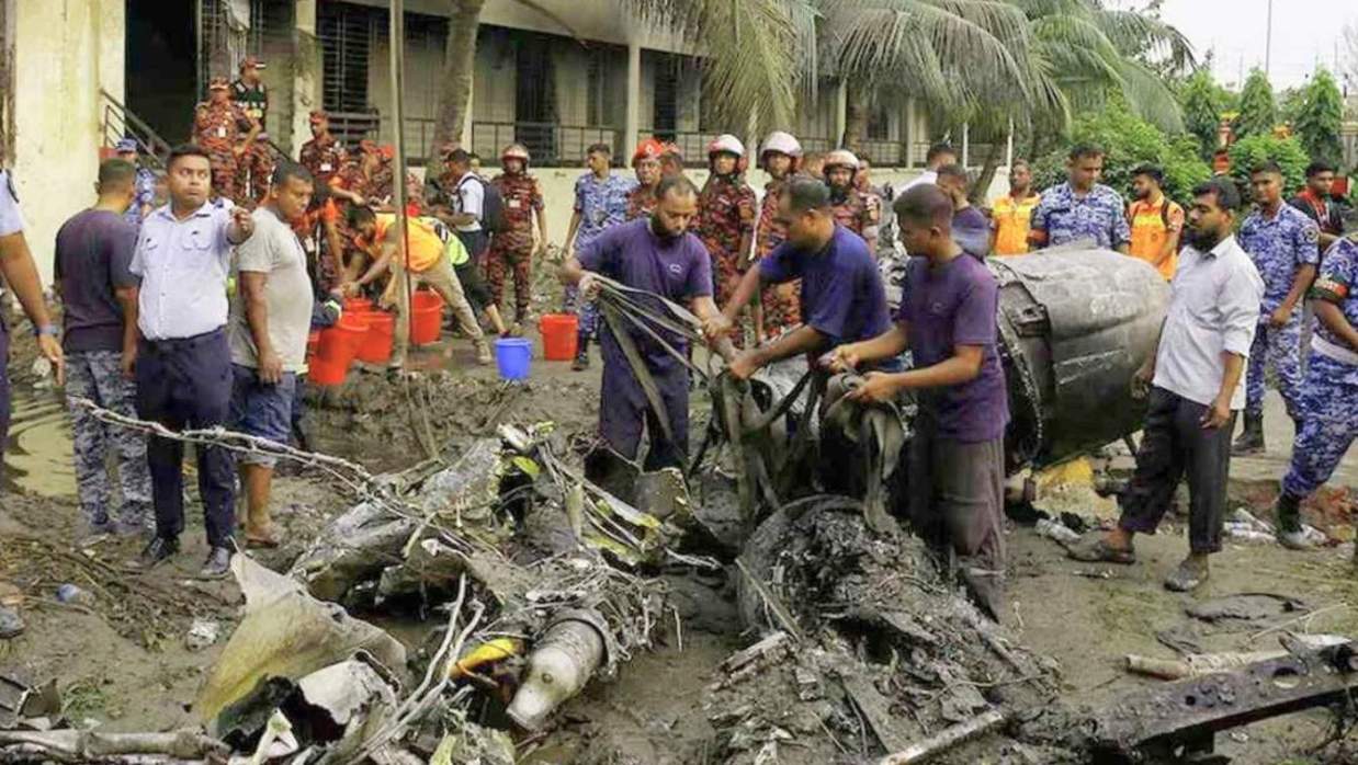 রাজধানীর উত্তরার দিয়াবাড়ীতে মাইলস্টোন স্কুল অ্যান্ড কলেজে বিমান দুর্ঘটনা।