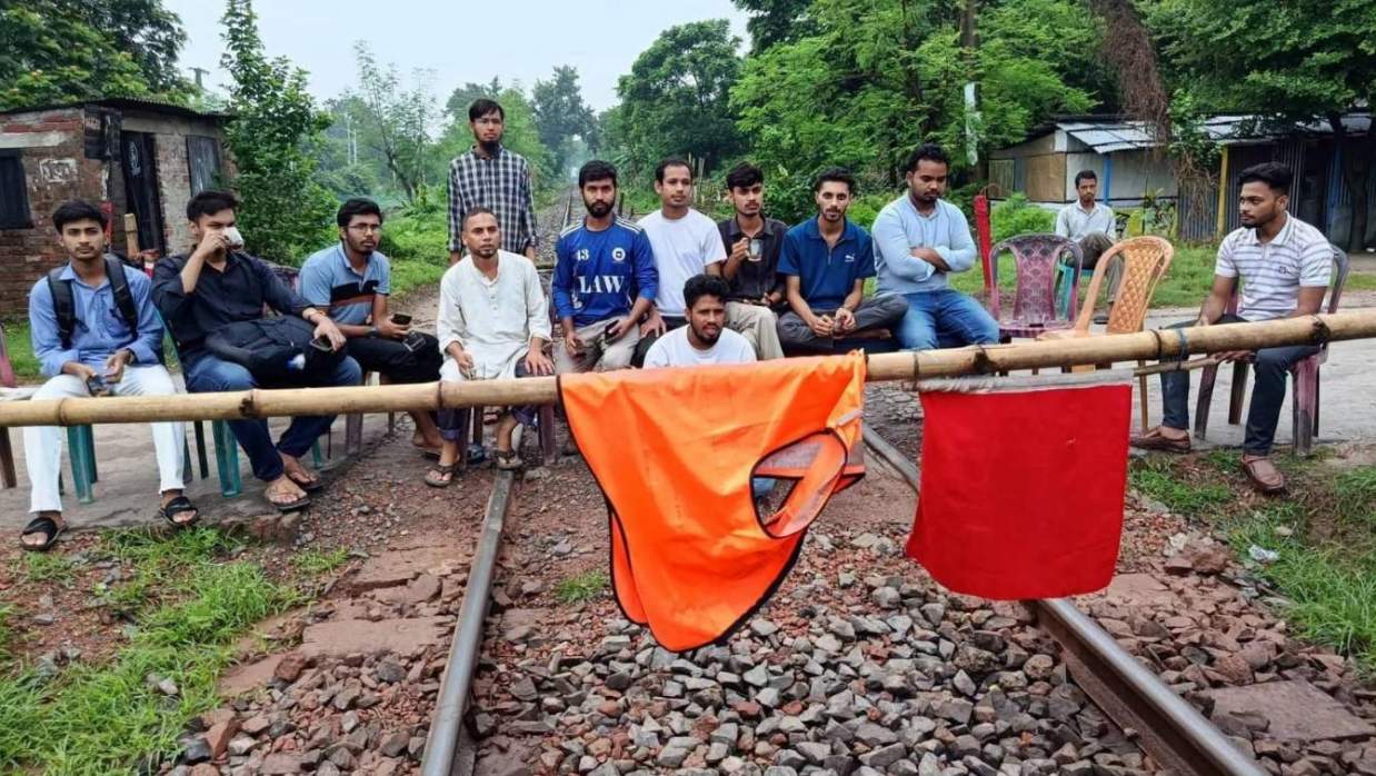 রাবি ক্যাম্পাসের চারুকলা সংলগ্ন এলাকায় রেললাইন অবরোধ করেছেন শিক্ষার্থীরা।