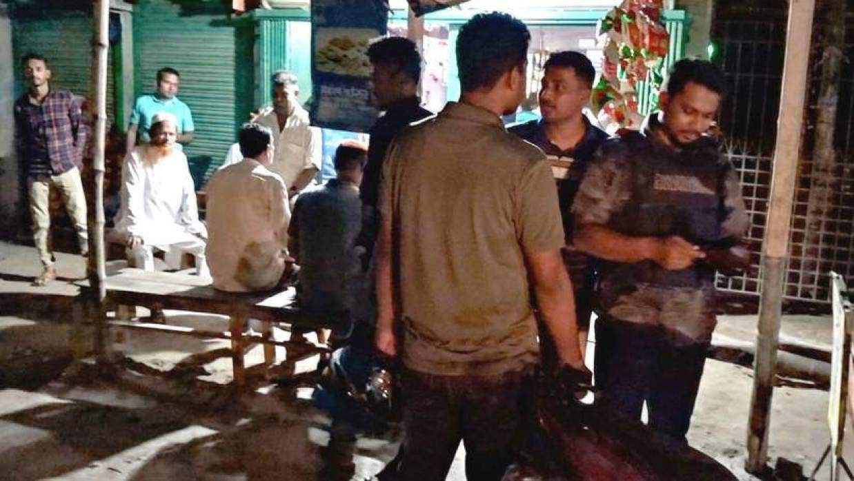 খবর পেয়ে ঘটনাস্থল পরিদর্শন করে পুলিশ। সোমবার রাতে পাবনার সুজানগরের মানিকদীর এলাকায়