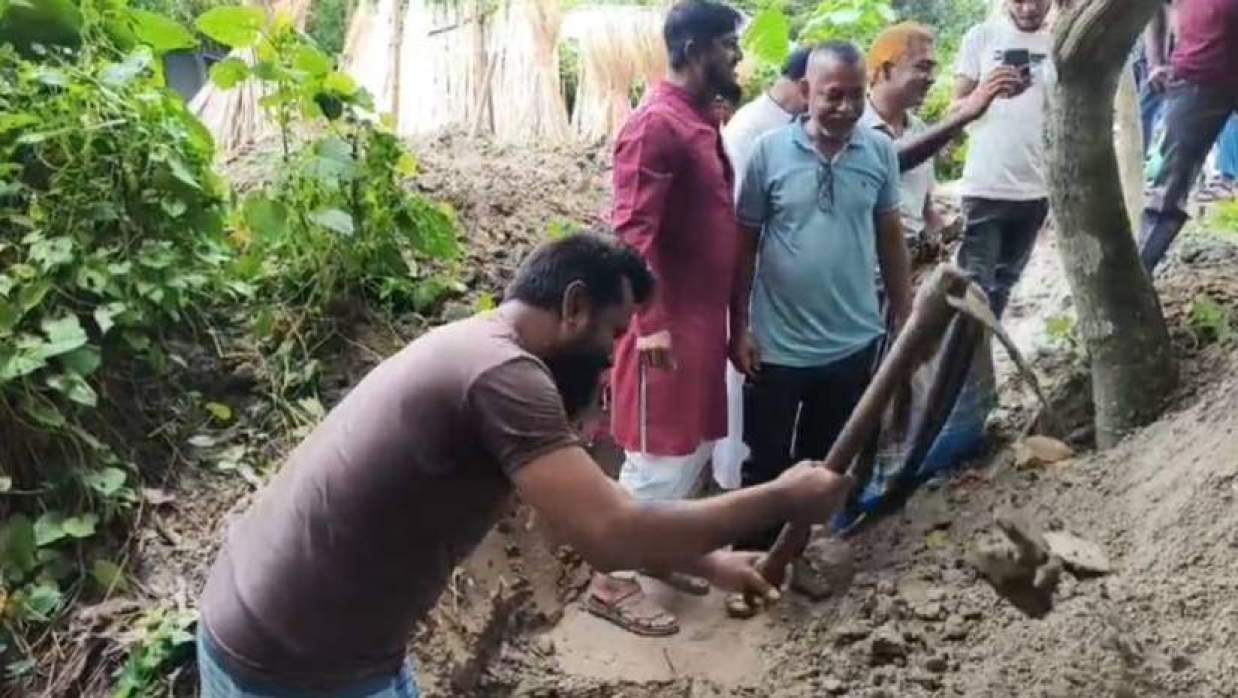 কালভার্টের মুখে থাকা মাটি কেটে অপসারণ করা হচ্ছে