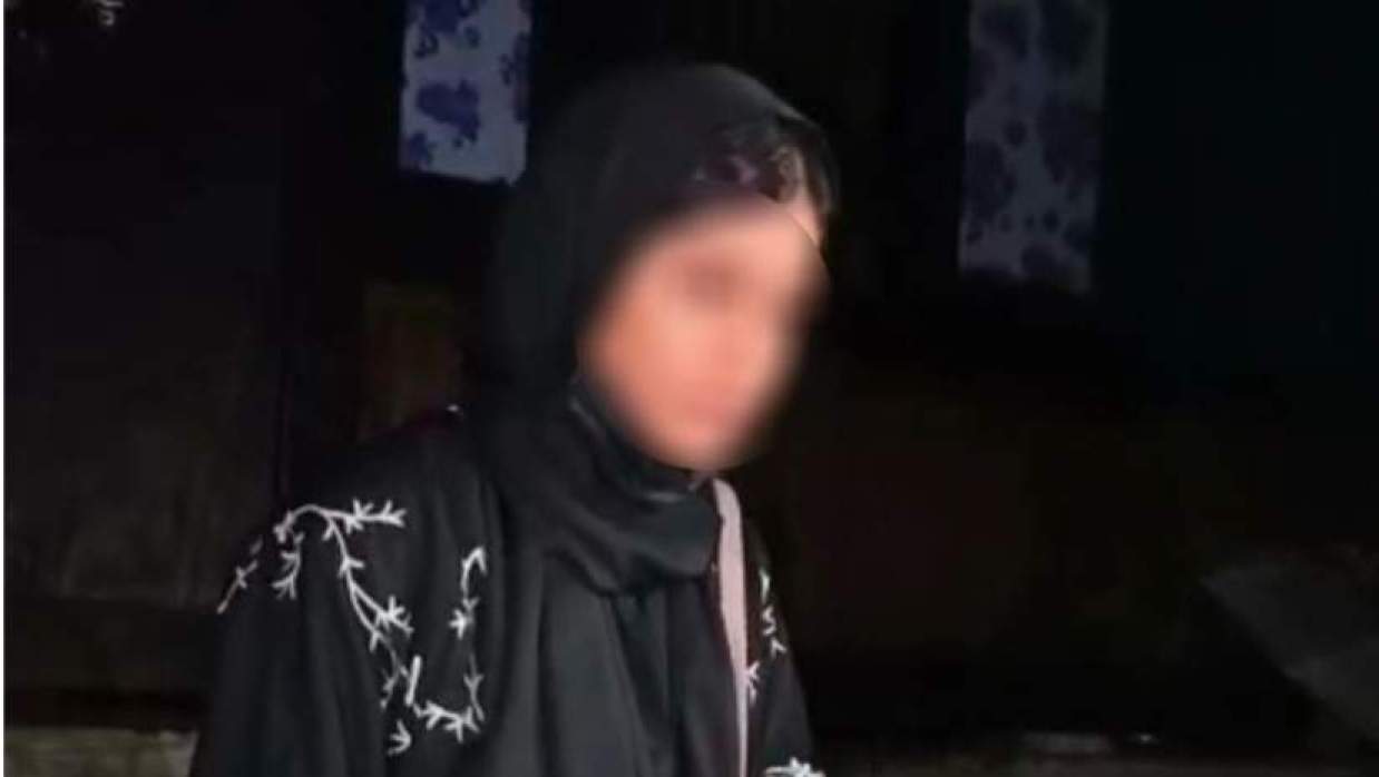 অনশনে বসা তরুণী