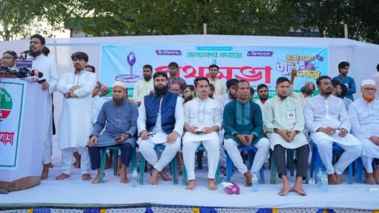 পথসভায় বক্তব্য রাখছেন আখতার হোসেন এমপি