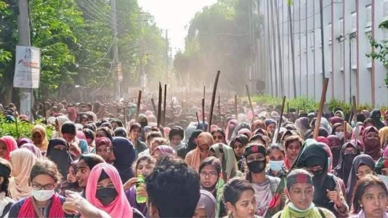মিছিলের সামনে রাজশাহী বিশ্ববিদ্যালয়ের নারী শিক্ষার্থীরা