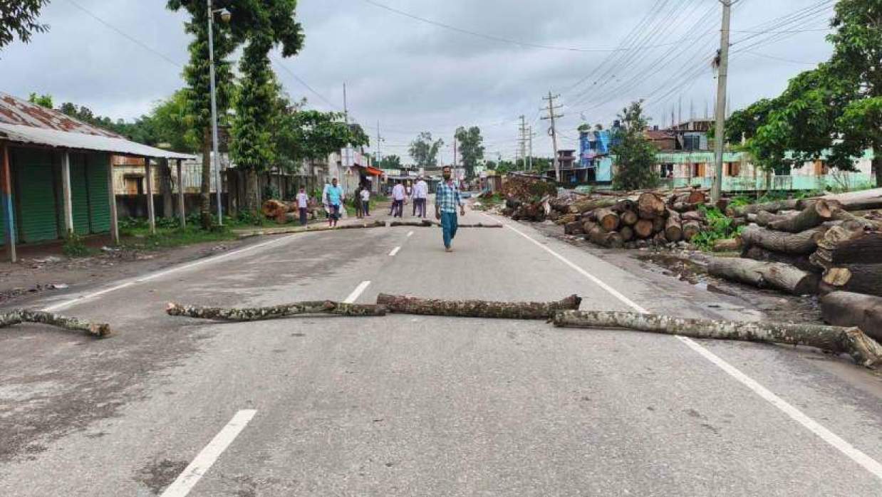 গাছ ফেলে জামালপুর-মাদারগঞ্জ মহাসড়ক অবরোধ বিএনপি ও এর অঙ্গ-সহযোগী সংগঠনের নেতাকর্মীদের
