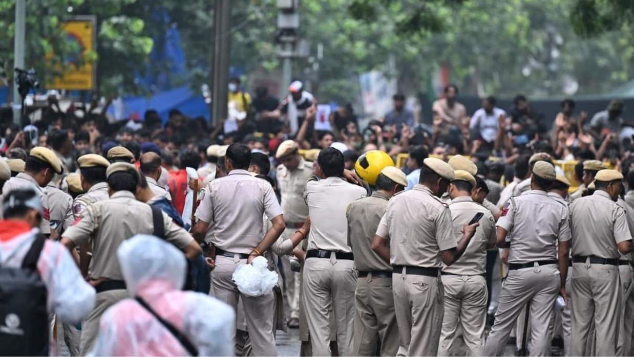 আন্দোলনে বাড়ানো হয়েছে নিরাপত্তা