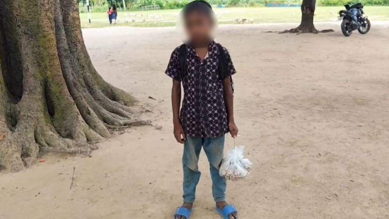 বাদামের প্যাকেট হাতে মাহিম