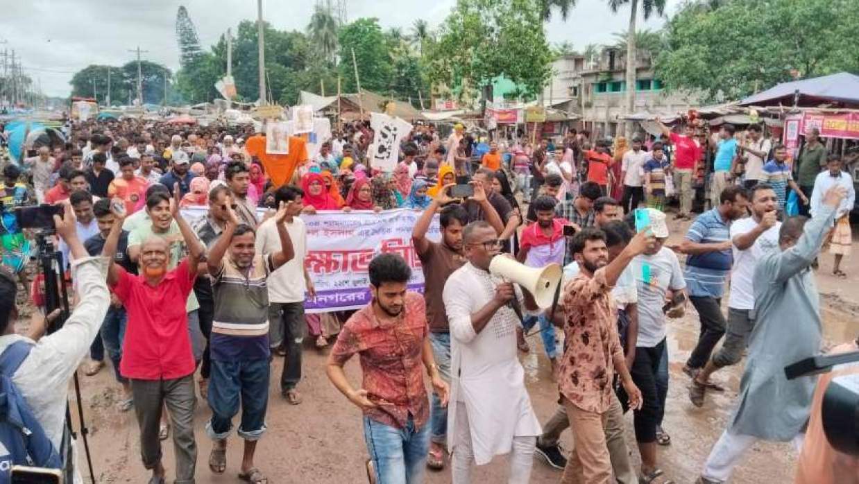 গাজী নজরুল ইসলামের পদত্যাগ দাবিতে ‘শ্যামনগরের সচেতন নাগরিক সমাজ’ ব্যানারে শ্যামনগর বাজার থেকে একটি বিক্ষোভ মিছিল বের করা হয়