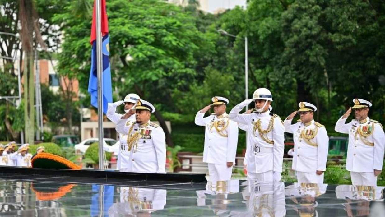 ঢাকা সেনানিবাসের শিখা অনির্বাণে পুষ্পস্তবক অর্পণ