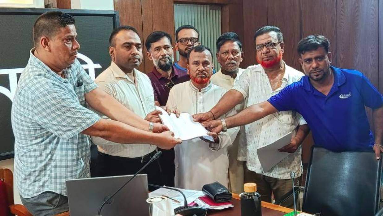 দাবি-সংবলিত আবেদনপত্র অতিরিক্ত জেলা প্রশাসকের কাছে জমা দেন এলাকাবাসী। বুধবার দুপুরে পাবনা জেলা প্রশাসক কার্যালয়ের হলরুমে
