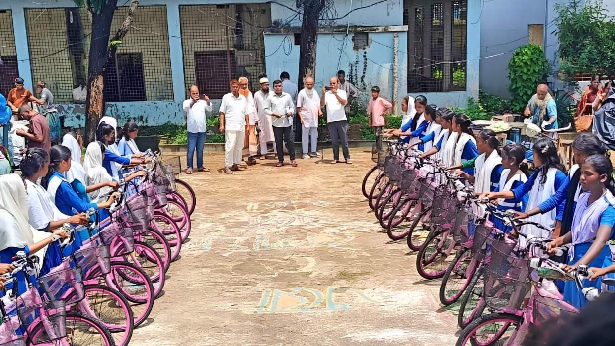 নৃগোষ্ঠীর শিক্ষার্থীদের মাঝে ৪৯ টি বাইসাইকেল বিতরণ