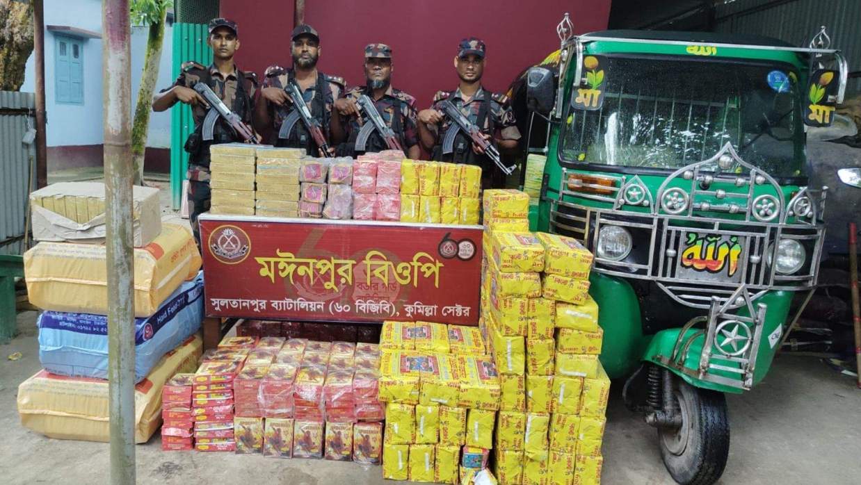 বিজিবির অভিযানে ৬০ লাখ টাকার ভারতীয় চোরাচালান পণ্য জব্দ