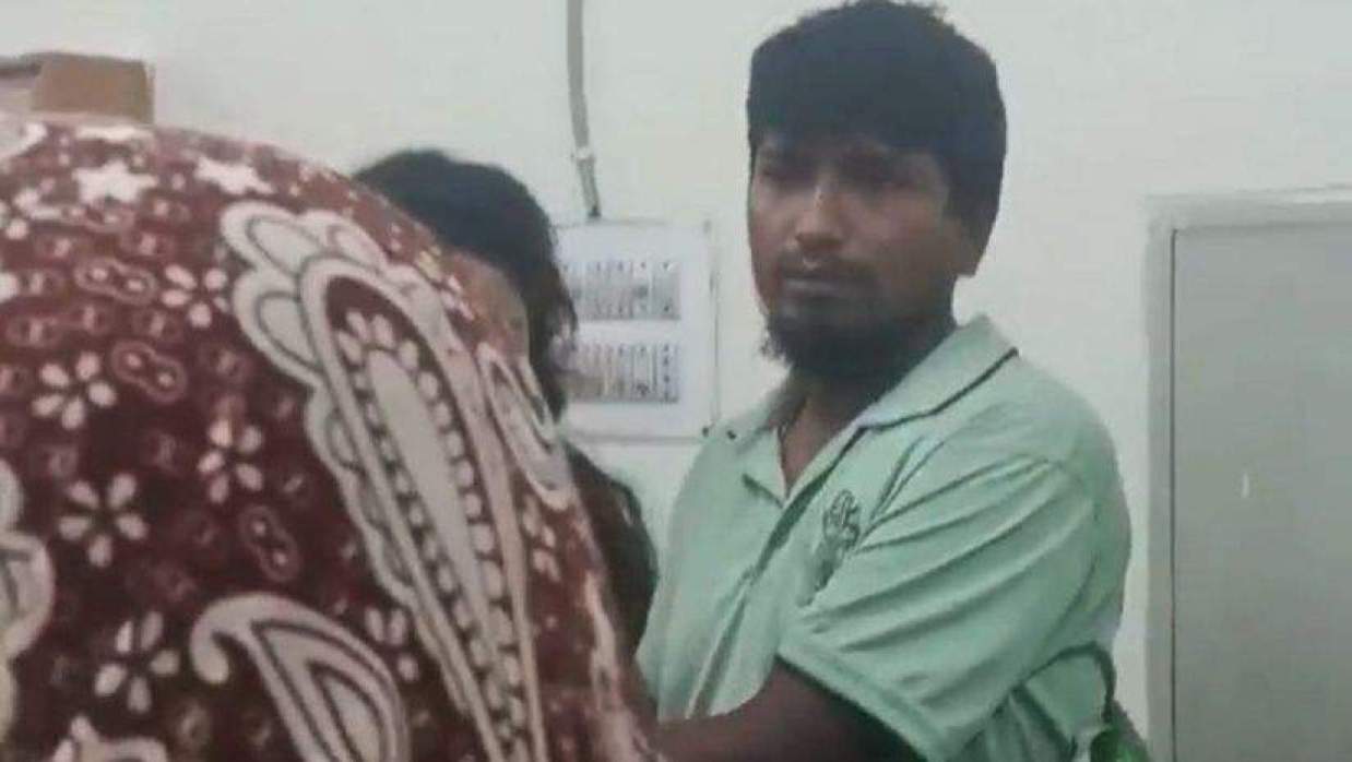 হল ক্যান্টিনের কর্মরতা আটক