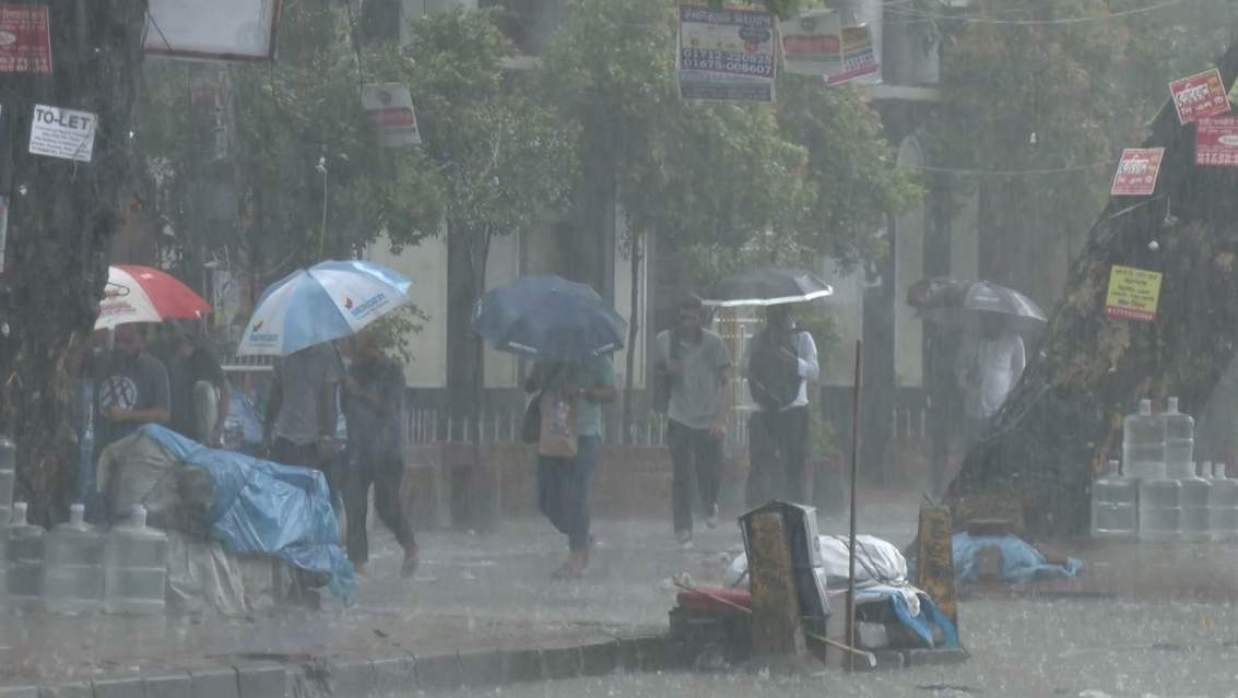 ঝড়ো হাওয়াসহ বজ্রবৃষ্টি