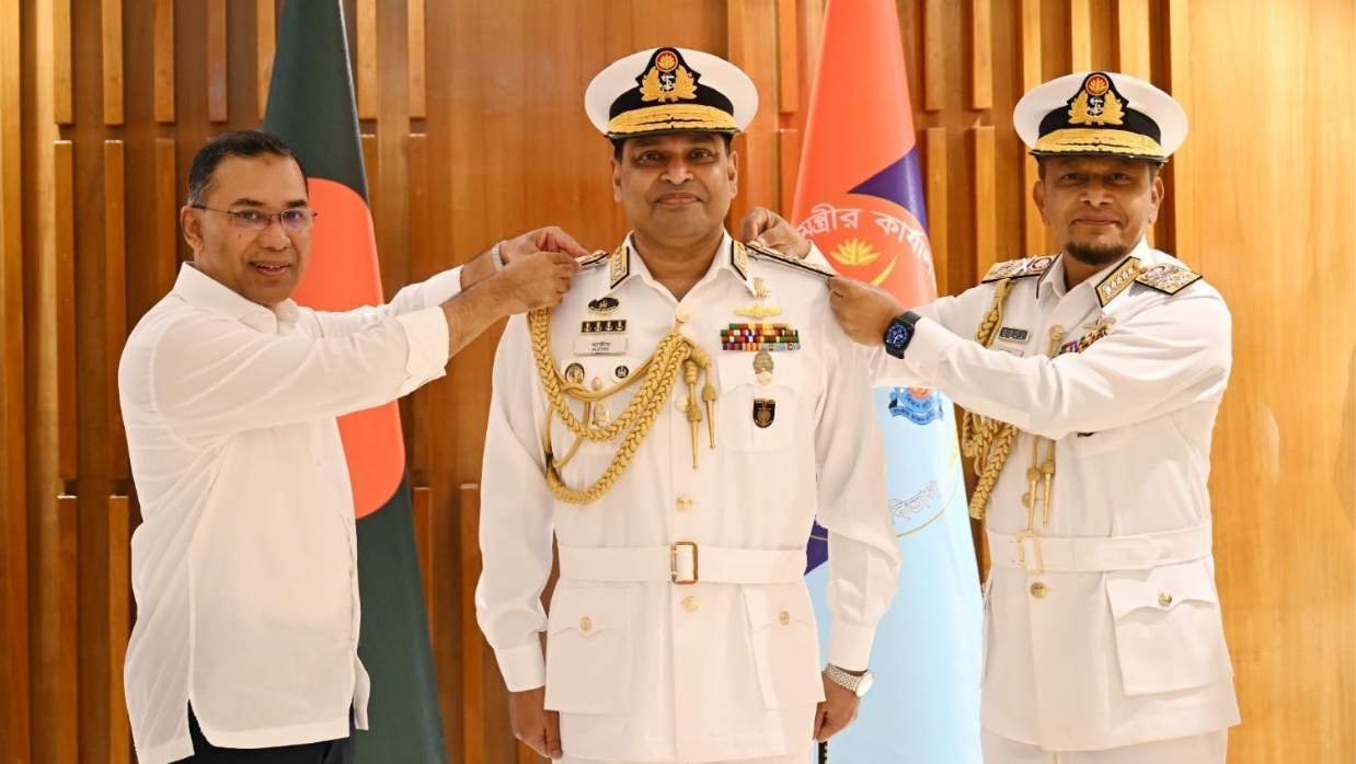 নবনিযুক্ত নৌবাহিনী প্রধানকে র‍্যাংক ব্যাজ পরিয়ে দিলেন প্রধানমন্ত্রী ও বিদায়ী প্রধান