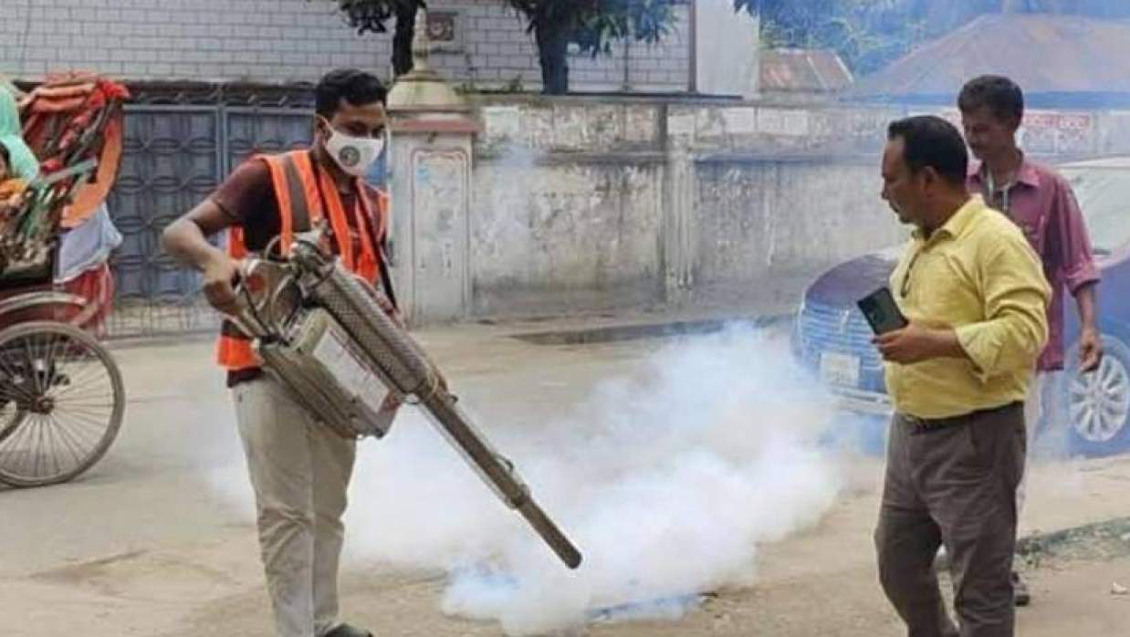 মশা নিধনে স্প্রে করা হচ্ছে
